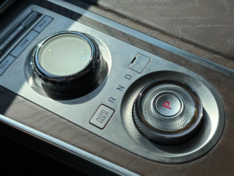 Genesis GV80 Vehicle Full-screen Gallery Image 20