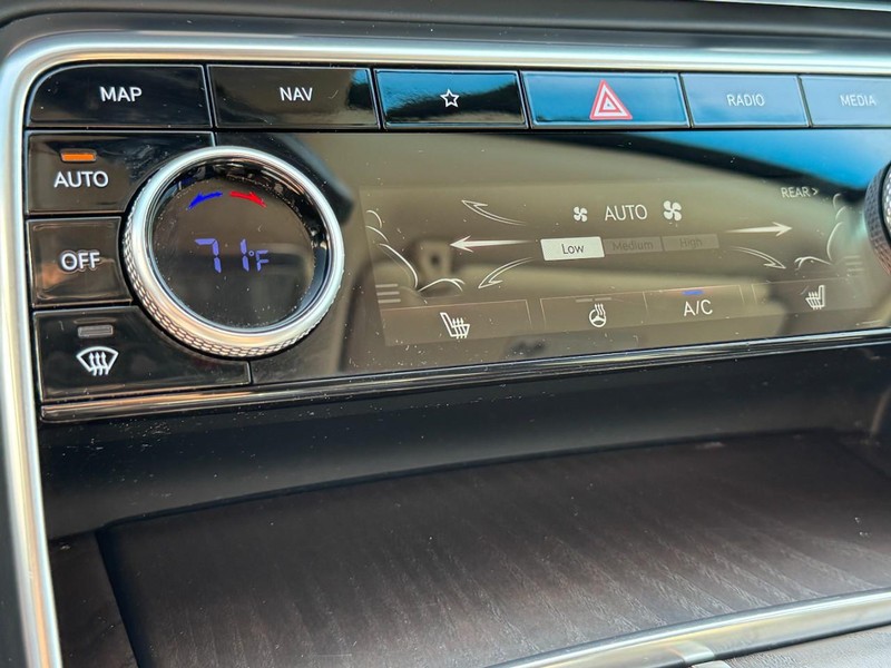 Genesis GV80 Vehicle Full-screen Gallery Image 21