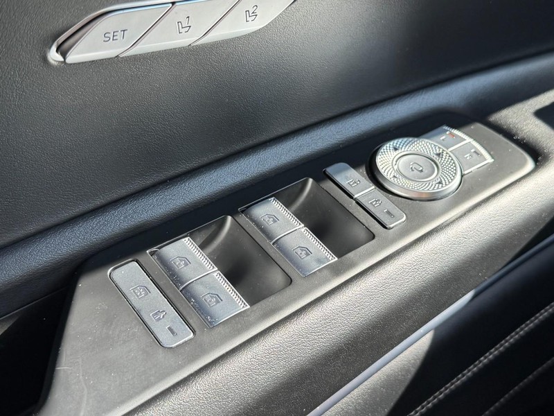 Genesis GV80 Vehicle Full-screen Gallery Image 24