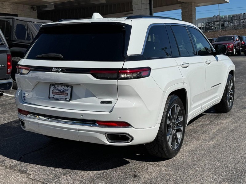 Jeep Grand Cherokee Vehicle Full-screen Gallery Image 03