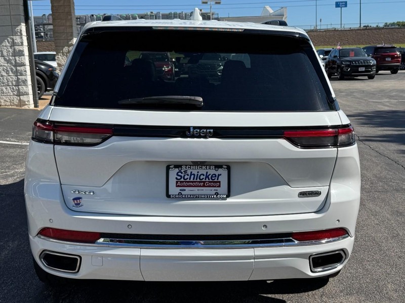 Jeep Grand Cherokee Vehicle Full-screen Gallery Image 04
