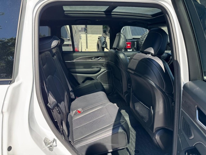 Jeep Grand Cherokee Vehicle Full-screen Gallery Image 10