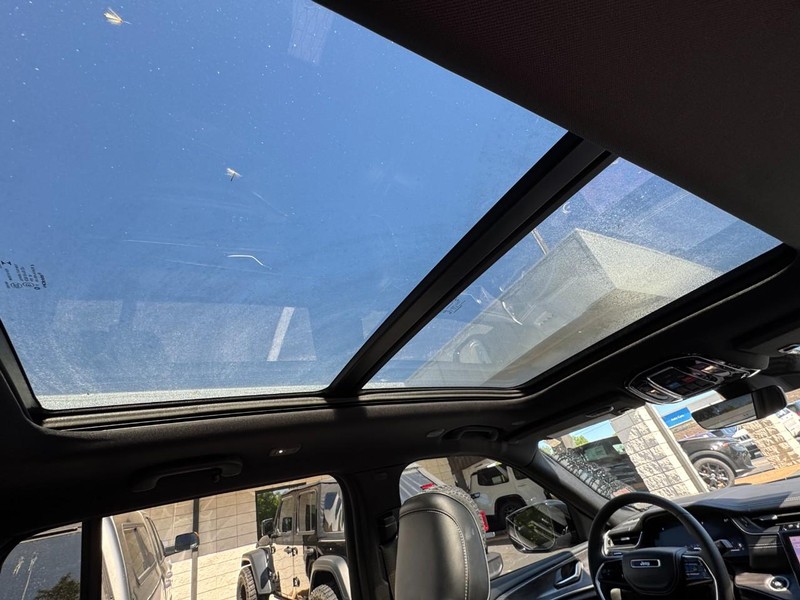 Jeep Grand Cherokee Vehicle Full-screen Gallery Image 11