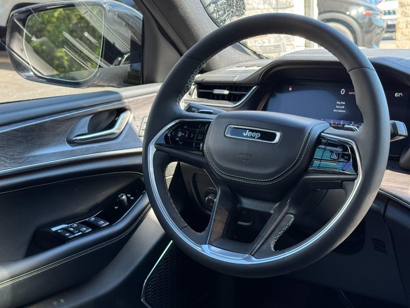 Jeep Grand Cherokee Vehicle Full-screen Gallery Image 13