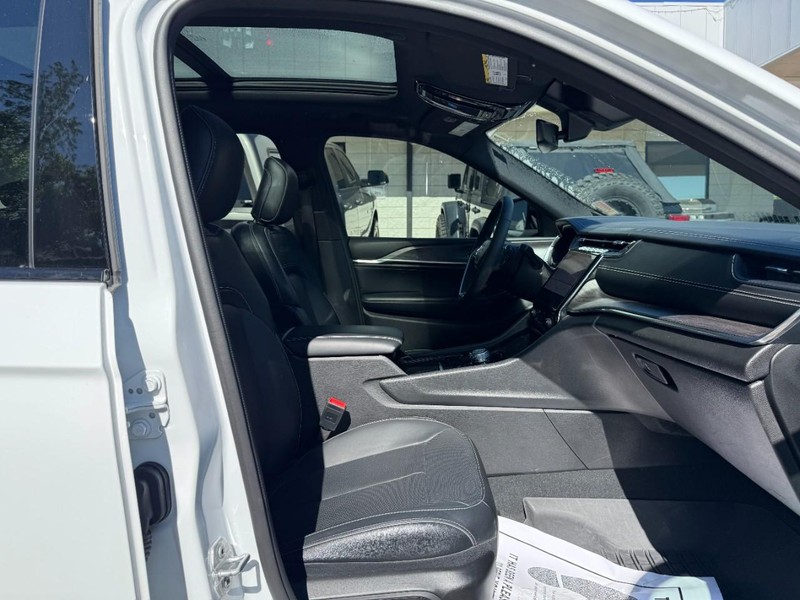Jeep Grand Cherokee Vehicle Full-screen Gallery Image 16