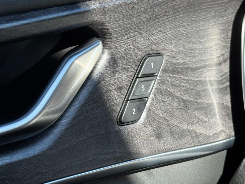 Jeep Grand Cherokee Vehicle Full-screen Gallery Image 18