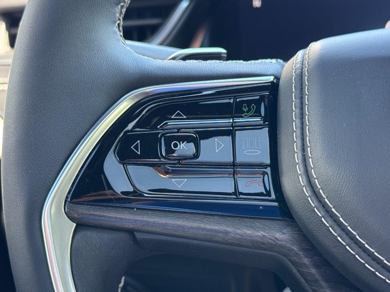 Jeep Grand Cherokee Vehicle Full-screen Gallery Image 19