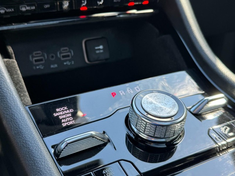 Jeep Grand Cherokee Vehicle Full-screen Gallery Image 22