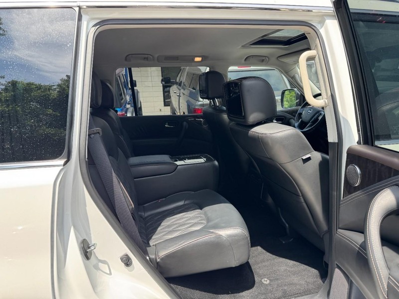 Nissan Armada Vehicle Full-screen Gallery Image 10