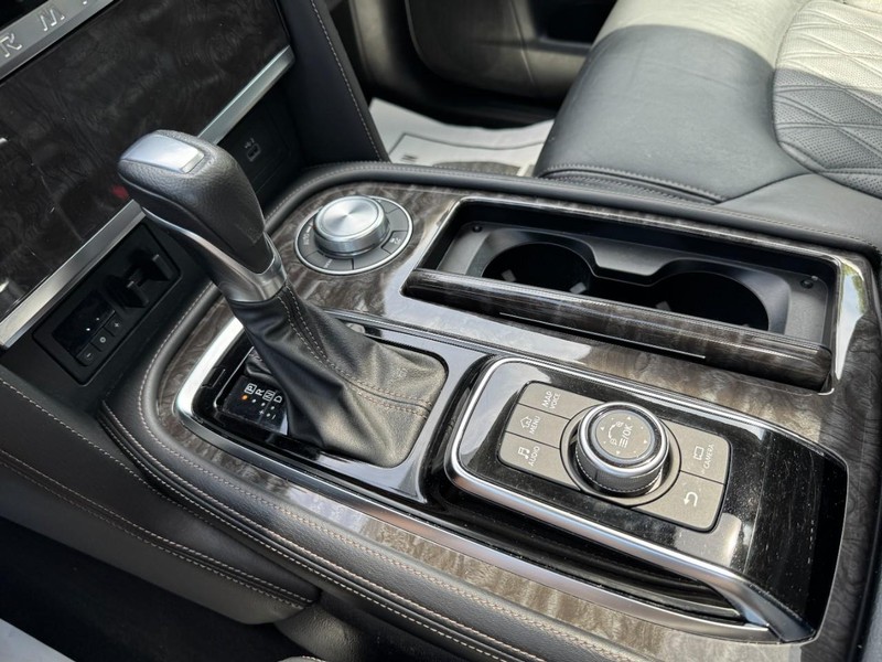 Nissan Armada Vehicle Full-screen Gallery Image 23
