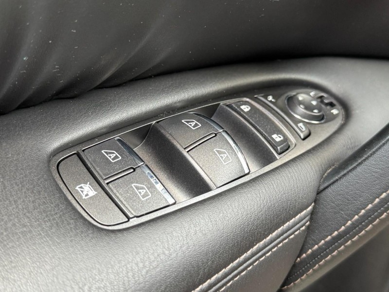 Nissan Armada Vehicle Full-screen Gallery Image 27
