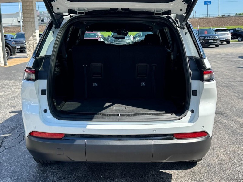 Jeep Grand Cherokee L Vehicle Full-screen Gallery Image 05