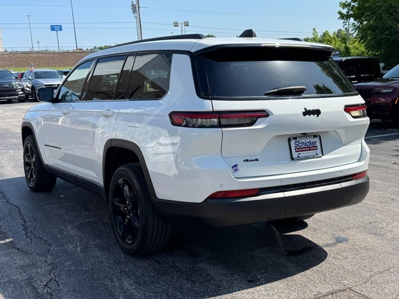 Jeep Grand Cherokee L Vehicle Full-screen Gallery Image 06