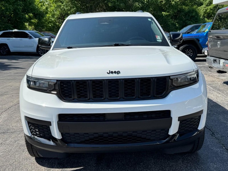 Jeep Grand Cherokee L Vehicle Full-screen Gallery Image 09