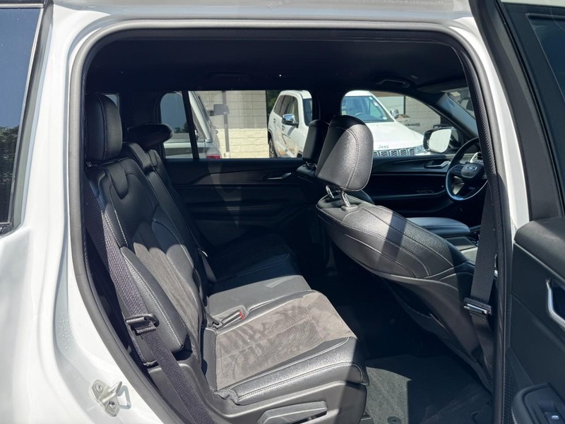 Jeep Grand Cherokee L Vehicle Full-screen Gallery Image 10