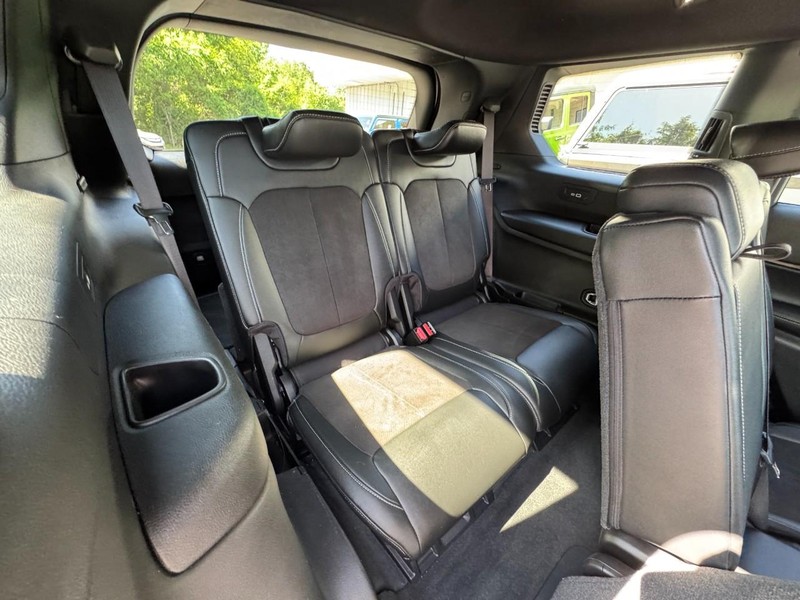 Jeep Grand Cherokee L Vehicle Full-screen Gallery Image 11