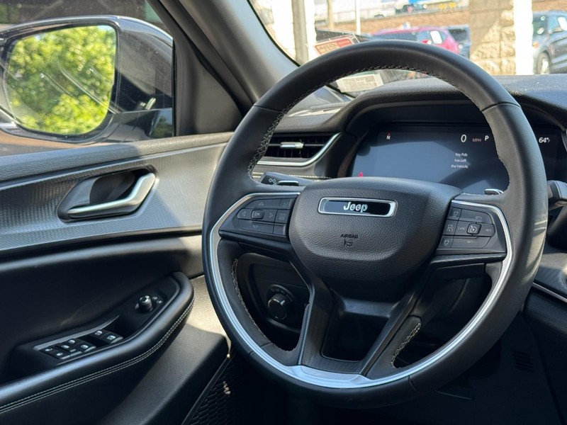 Jeep Grand Cherokee L Vehicle Full-screen Gallery Image 13