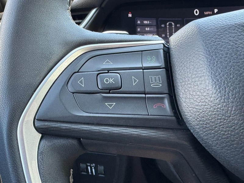 Jeep Grand Cherokee L Vehicle Full-screen Gallery Image 16