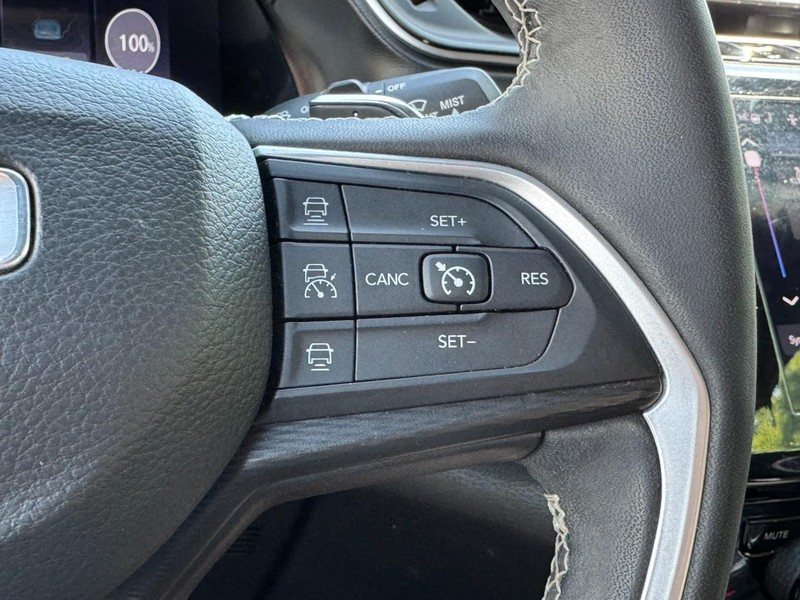 Jeep Grand Cherokee L Vehicle Full-screen Gallery Image 17