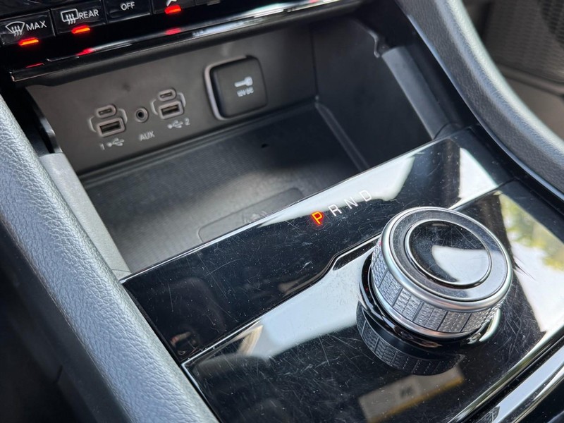 Jeep Grand Cherokee L Vehicle Full-screen Gallery Image 19