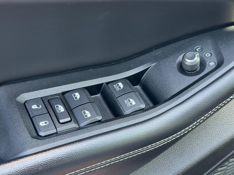 Jeep Grand Cherokee L Vehicle Full-screen Gallery Image 22