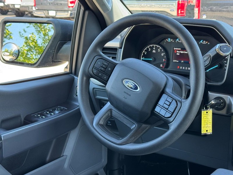 Ford F-150 Vehicle Full-screen Gallery Image 12
