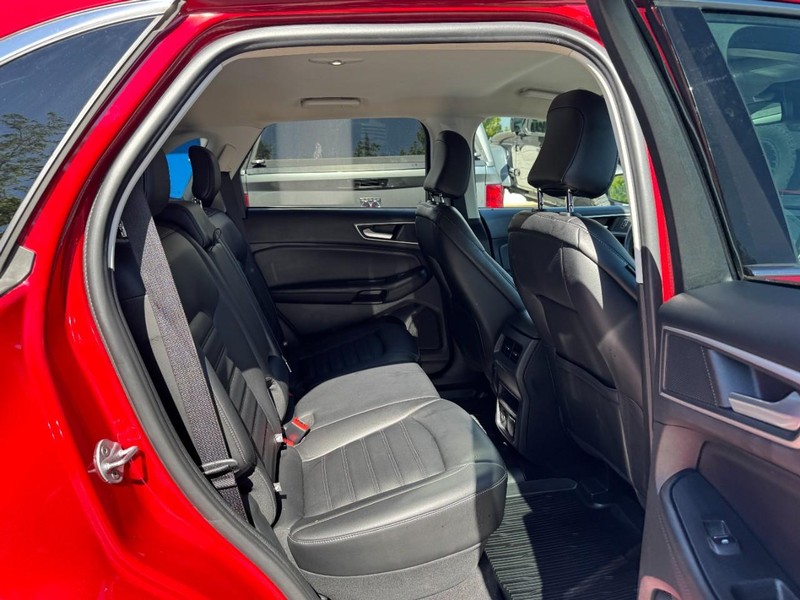 Ford Edge Vehicle Full-screen Gallery Image 10