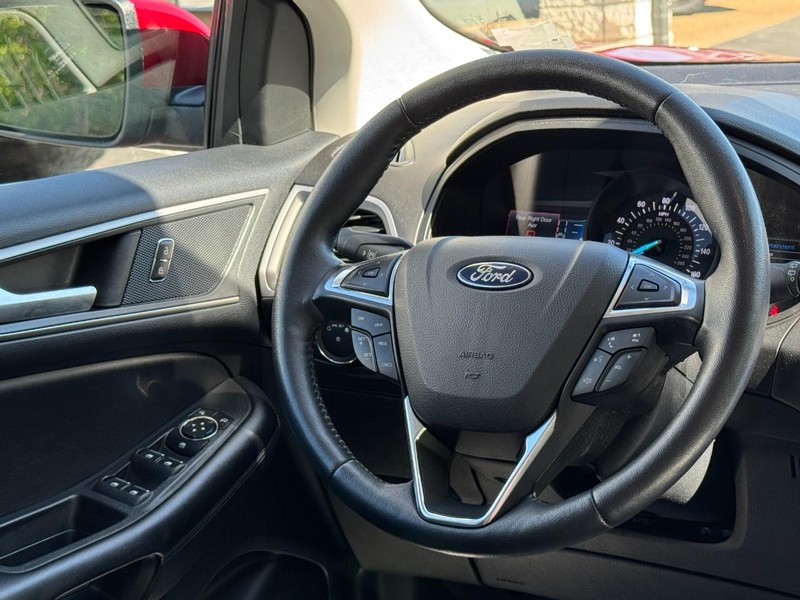 Ford Edge Vehicle Full-screen Gallery Image 12