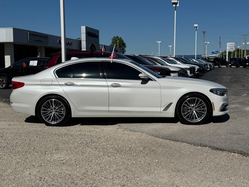 BMW 5 Series Vehicle Full-screen Gallery Image 02