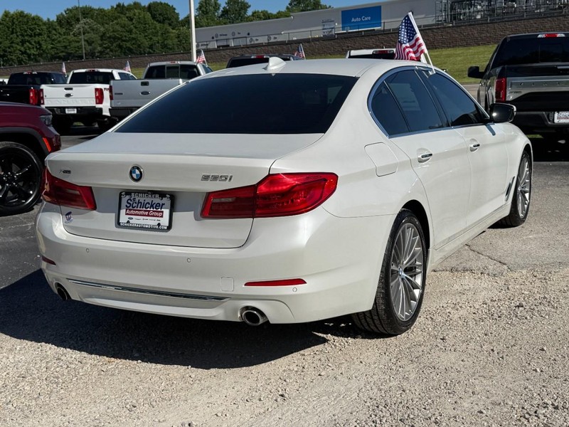 BMW 5 Series Vehicle Full-screen Gallery Image 03