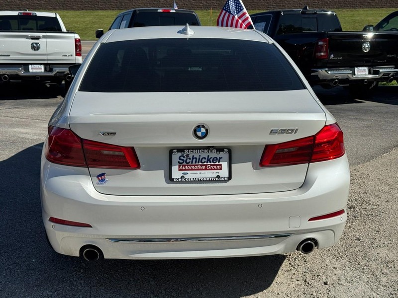 BMW 5 Series Vehicle Full-screen Gallery Image 04