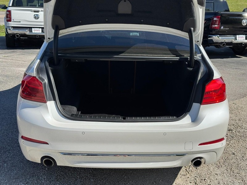 BMW 5 Series Vehicle Full-screen Gallery Image 05