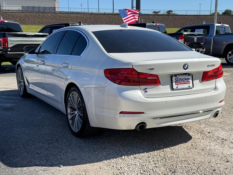 BMW 5 Series Vehicle Full-screen Gallery Image 06