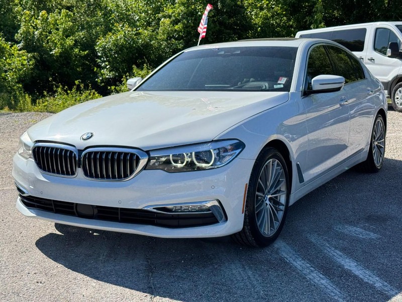 BMW 5 Series Vehicle Full-screen Gallery Image 08
