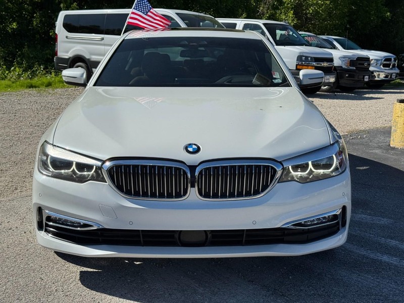 BMW 5 Series Vehicle Full-screen Gallery Image 09