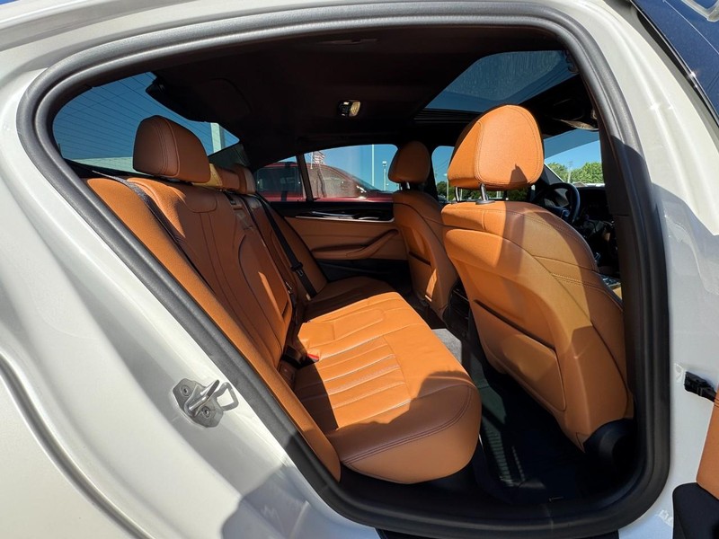 BMW 5 Series Vehicle Full-screen Gallery Image 10