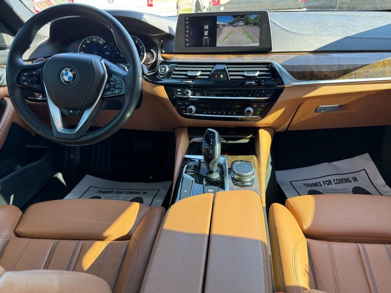 BMW 5 Series Vehicle Full-screen Gallery Image 11