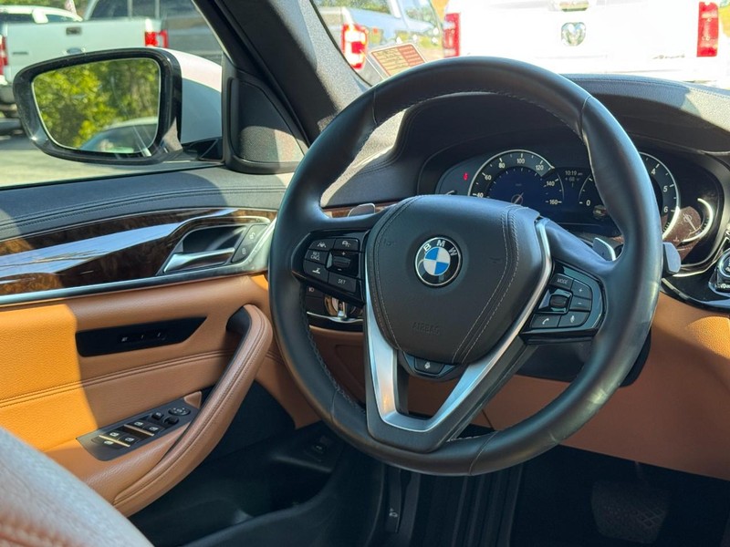 BMW 5 Series Vehicle Full-screen Gallery Image 12