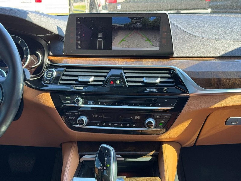 BMW 5 Series Vehicle Full-screen Gallery Image 13