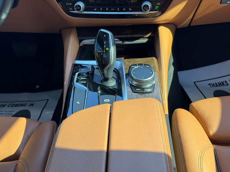 BMW 5 Series Vehicle Full-screen Gallery Image 14