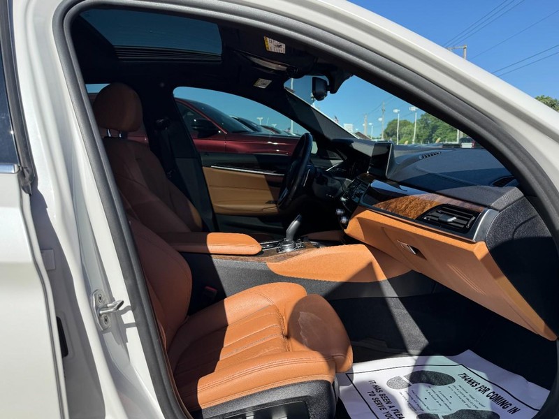 BMW 5 Series Vehicle Full-screen Gallery Image 15