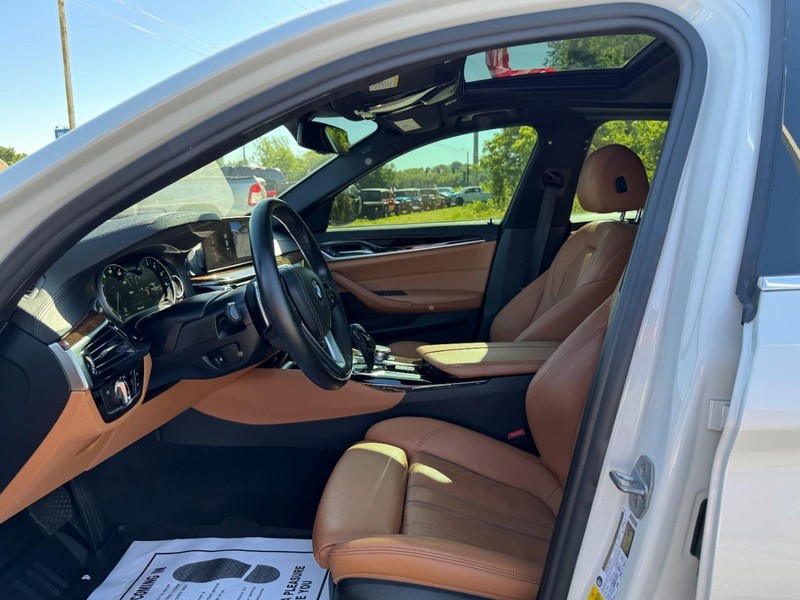 BMW 5 Series Vehicle Full-screen Gallery Image 16