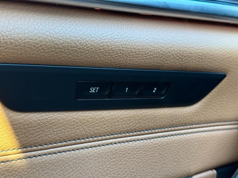 BMW 5 Series Vehicle Full-screen Gallery Image 17