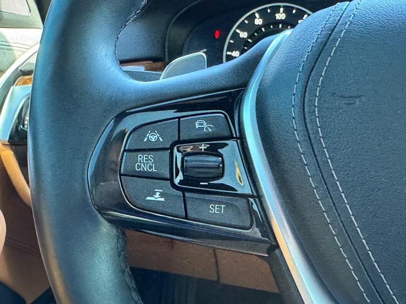 BMW 5 Series Vehicle Full-screen Gallery Image 18