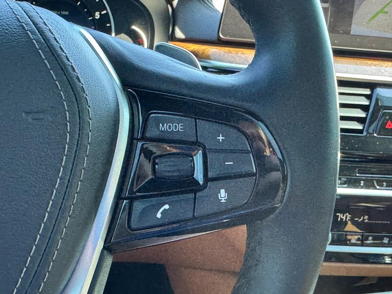 BMW 5 Series Vehicle Full-screen Gallery Image 19