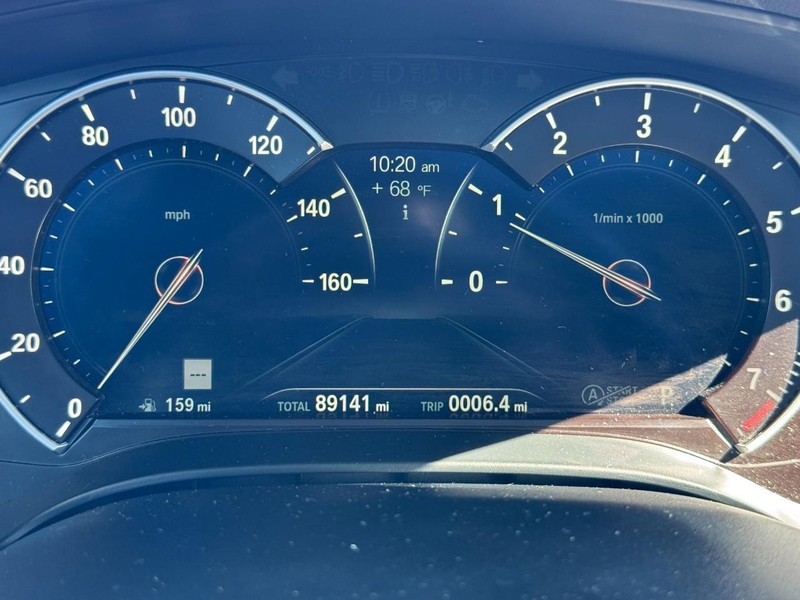 BMW 5 Series Vehicle Full-screen Gallery Image 20