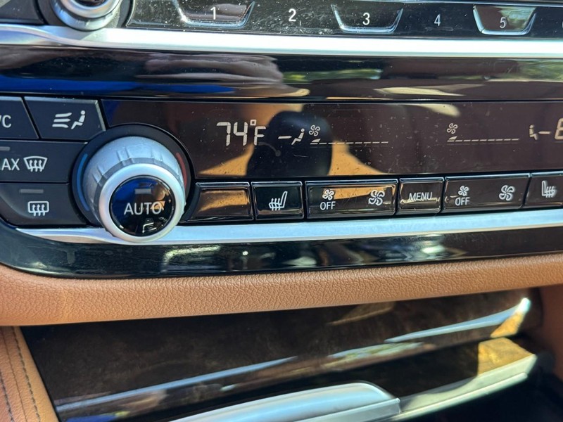 BMW 5 Series Vehicle Full-screen Gallery Image 21