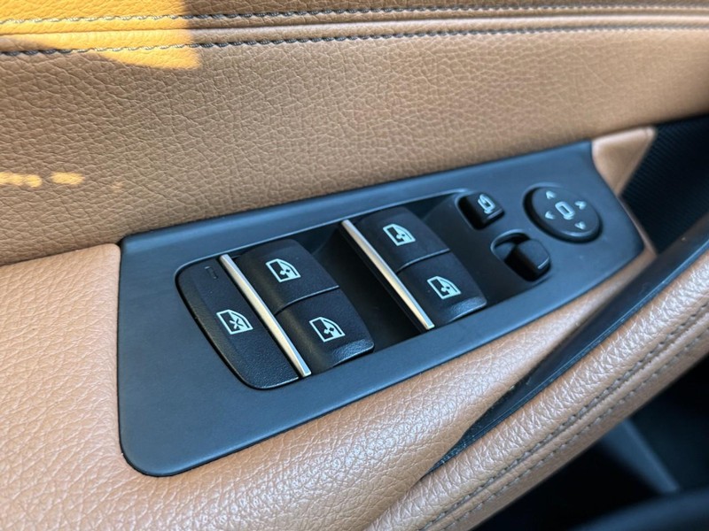 BMW 5 Series Vehicle Full-screen Gallery Image 24