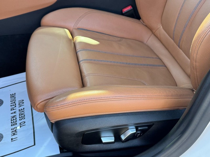 BMW 5 Series Vehicle Full-screen Gallery Image 25