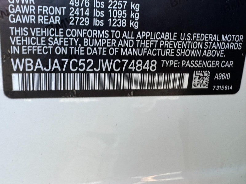 BMW 5 Series Vehicle Full-screen Gallery Image 26